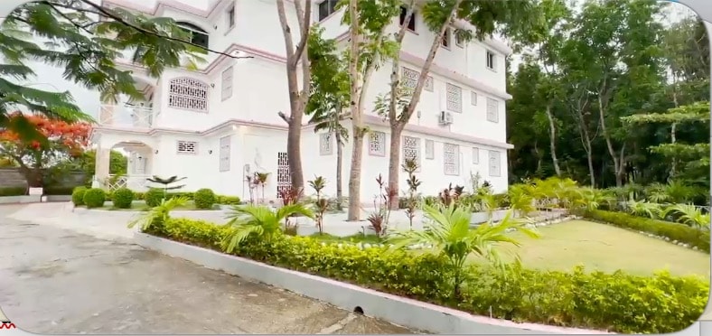 Villa Rêve Créole — full white facade with manicured tropical gardens